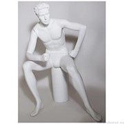 Манекен мужской стилизованный, скульптурный белый, для одежды в полный рост, сидячий, руки согнуты в локтях. MD-CFWM-012A фото