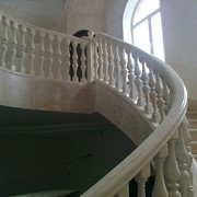 Лестница для коттеджа. Радиусные перила, балясины, ступени. фото