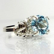Серебреное кольцо с леденяще синим топазом