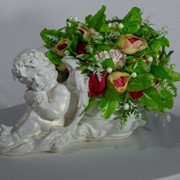 Композиция из мыла ароматизированная ангел амадео с цветами и зеленью фотография