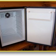 Бар-холодильник термоэлектрический чёрный открытый фото