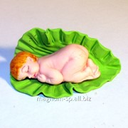 Фигурка из мастики Младенец в капусте фото