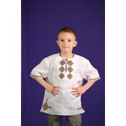 Оригинальная летняя вышиванка для мальчика, украшенная пестрой вышивкой по полочкам и рукавам изделия (поясок по желанию) фото