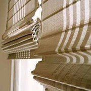 Римские шторы Римские шторы - один из самых современных, модных и функциональных элементов дизайна. Это ровные полотна тканей, с помощью механизма цепочки укладываются в широкие горизонтальные складки. фотография
