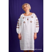 Женская сорочка, дополненная мережкой ручной работы по низу платья и рукавам фотография
