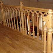 Перила и поручни для лестниц из сосны фотография