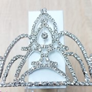 Корона-обруч для волос с камнями серебряная 7 см фотография