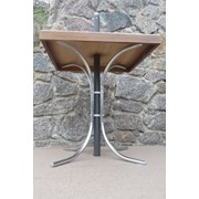 Деревянный стол на металлической стойке с защитным покрытием
