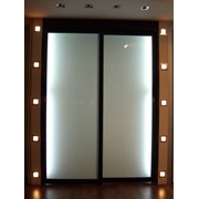 Раздвижная дверь с подсветкой фотография