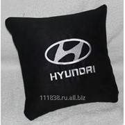 Подушка черная Hyundai вышивка белая фотография
