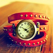 Стильные наручные женские часы, длинный ремешок, красный цвет, заклепки фото