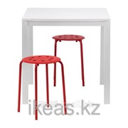 Стол и 2 стула, белый, красный МЕЛЬТОРП,МАРИУС фотография