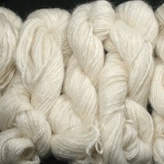 Пряжа двойная белая ручного прядения (спрядены 2 пуховые нити) фото