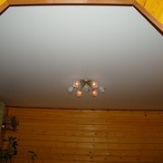 Натяжной потолок на даче фото