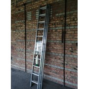 Алюминиевая лестница трехсекционная 3x11 «Стандарт» складная 770 см фотография