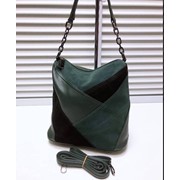 Женская сумка тоут 24 х 25 см с переплетенным узором и ремешке на цепочке изумрудная с черным фотография