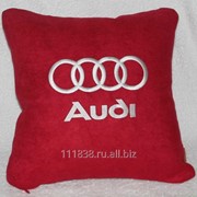 Подушка красная Audi вышивка белая фото
