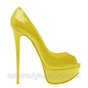 Женские желтые лакированные туфли на шпильке фото