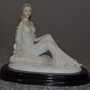 Фарфоровая статуэтка фигурка скульптура Девушка на подушкe, Leonardo Collection, Англия фото