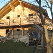 Деревянный дом из тесанного бревна фотография