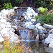 Устройство прудов, ручьев и водопадов в саду фото