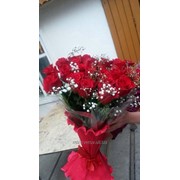 Букет роз с гипсофилой фотография