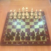 Шахматы из красного дерева фото