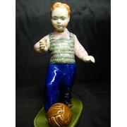 Фарфоровая статуэтка. Мальчик с мячом.