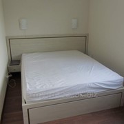 Кровать двуспальная с тумбой фото
