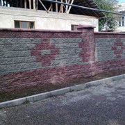 Сплиттерные блоки (стеновые, рваные), тротуарная плитка (толщина 6 см, 5 см, 3 см) разных форм и цветов.