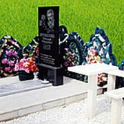 Памятник гранитный с мраморными надгробной плитой и столиком и скамьёй фото