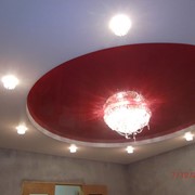 Натяжной потолок с установкой точечных светильников фотография