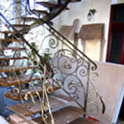 Лестница металлическая с кованым ограждением фото