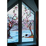 Окно клиновидное с витражом Цветение сакуры фото