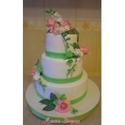 Свадебный 3-х ярусный торт с букетиками роз и фрезий фото