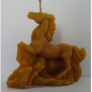 Свічка з натурального воску ручної роботи “Кінь“ фото