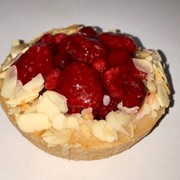 Пирожное «Корзиночка с фруктами» (малина с брусникой), 120 г фото