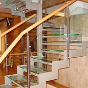 Стеклянные ступеньки лестницы фото