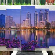 Модульная картина пятипанельная 80 х 125 см Фиолетовые цветочки и большой город у реки ночью фото