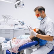 Услуги стоматологии и имплантации фотография