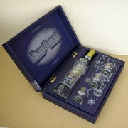 Сувенирная картонная упаковка (коробка) для водки. Набор: бутылка водки и 3 стопки. Фото 1.