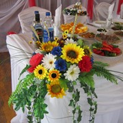 Композиция из искусственных цветов в украинском стиле фото