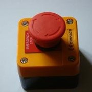 Пост черно-желтый с аварийной кнопкой грибок фото