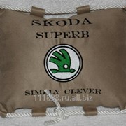 Подушка бежевая Skoda со шнуром с допол надписью фотография