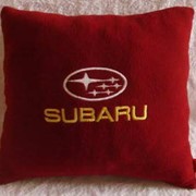 Автомобильная подушка Subaru бордовая