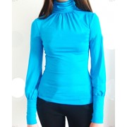 Трикотажная блузка-водолазка с высоким воротником с подворотом, широким манжетом, присборенная на груди фото