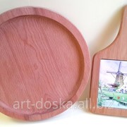 Круглая деревянная тарелка для пиццы, фруктов, сыров, хлеба фотография