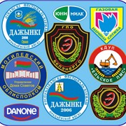 Многоцветные логотипы для спецодежды на деталях кроя фотография