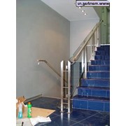 Отделка лестниц из бетона мрамором и перила из нержавеющей стали фото