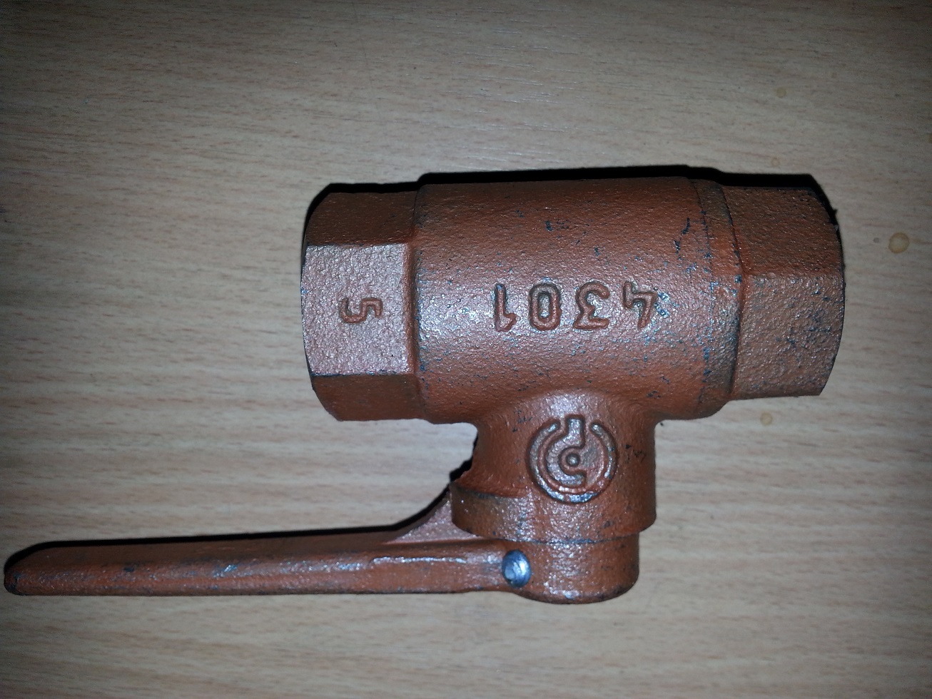 Разобщительный кран 372. Кран концевой 4302. Кран разобщительный 4300. Разобщительный кран грузового вагона. Разобщительный кран вагона.